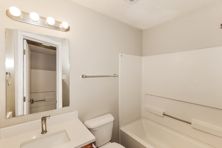 Building Photo - 441 Overland Dr