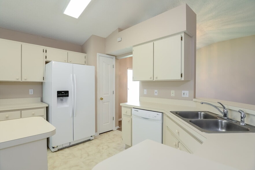 Building Photo - 1711 Scotch Pine Dr