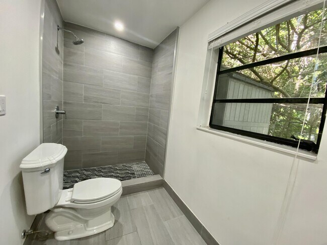 Building Photo - 1101 Bay Dr