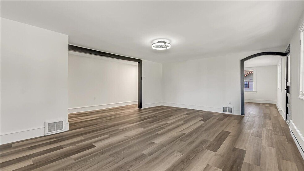 Building Photo - 960 Main St