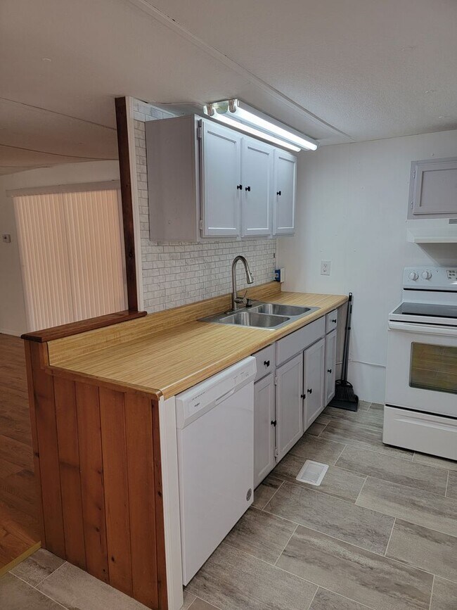 Building Photo - Peaceful 3/1 on over an Acre in Inverness!!!