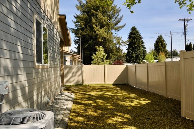 Building Photo - 3 bed 2.5 bath Townhouse