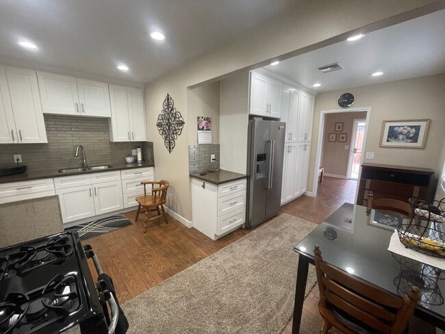 Building Photo - Beautifully Renovated 2-Bedroom Front Home...