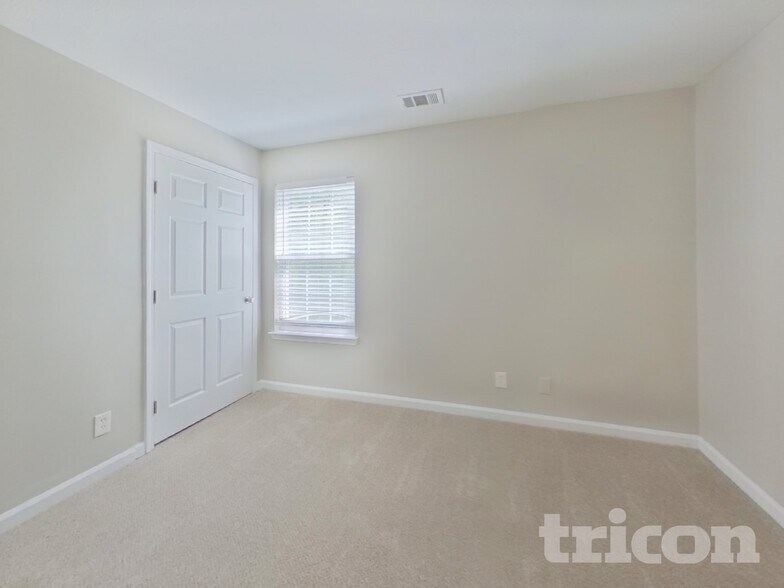 Building Photo - 1030 Riverclift Dr