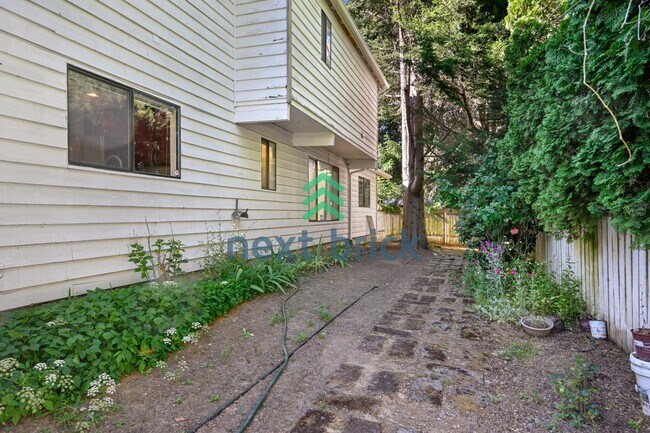 Building Photo - "Spacious 5-Bed Gem with 2.5 Baths in Prime Redmond Location!"
