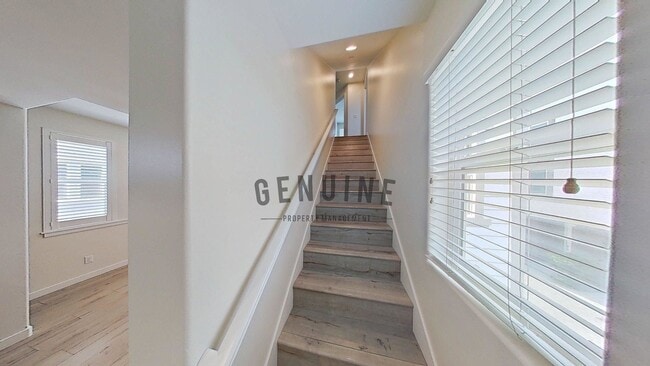 Building Photo - 3Bd 2.5Ba Townhouse w/Rooftop Deck
