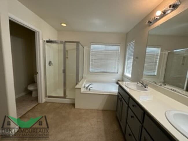 Building Photo - 4 Bedroom in East Woodland
