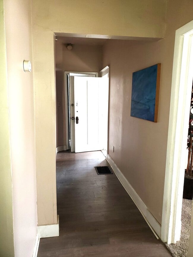 Building Photo - 1/2 off sec dep! Charming 1+-Bedroom Loft ...