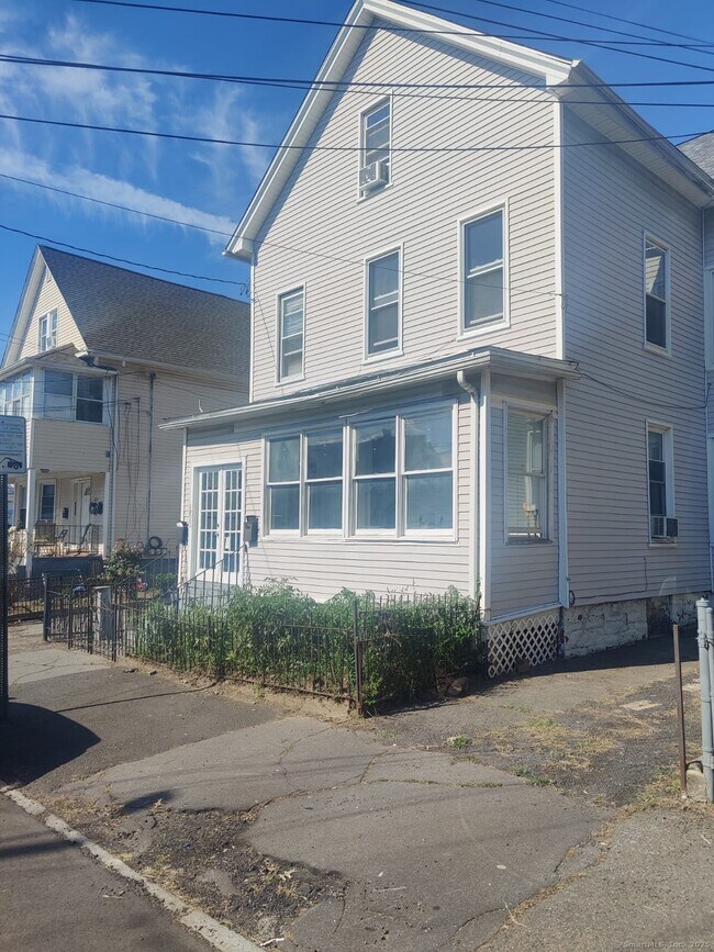 Building Photo - 322 Catherine St