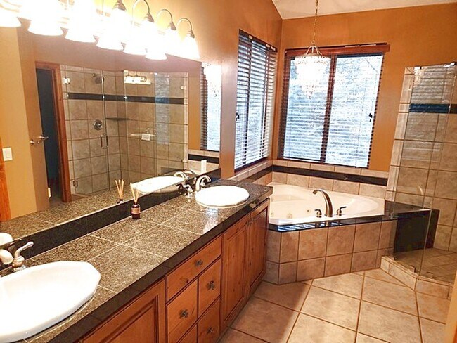 Building Photo - Beautiful Ranch Place Home