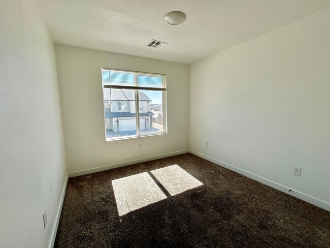 Building Photo - Comfortable and Spacious 4-Bedroom Townhome in Cedar City!