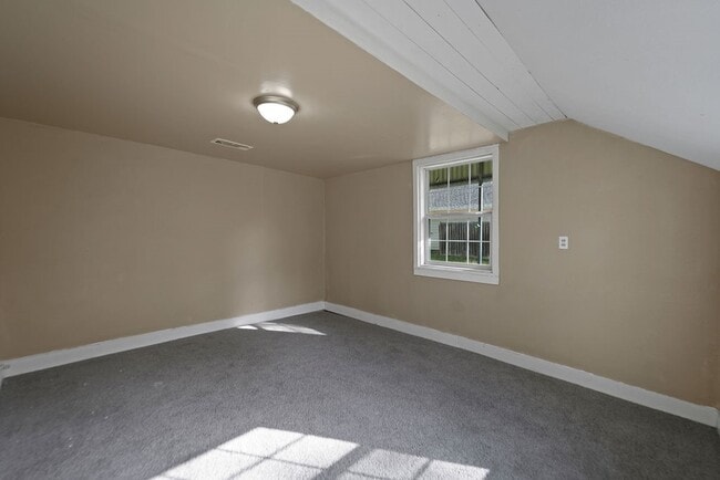 Building Photo - 214 E 1st St