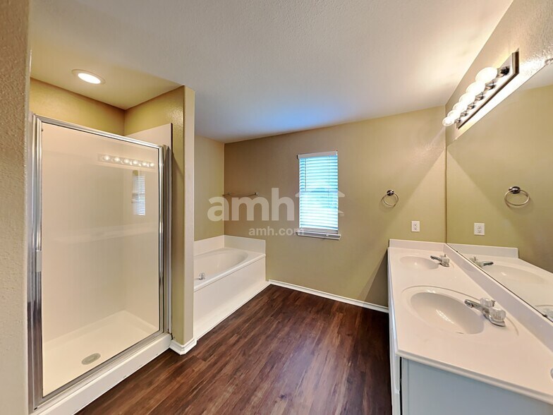 Building Photo - 18550 Sunrise Pines Dr