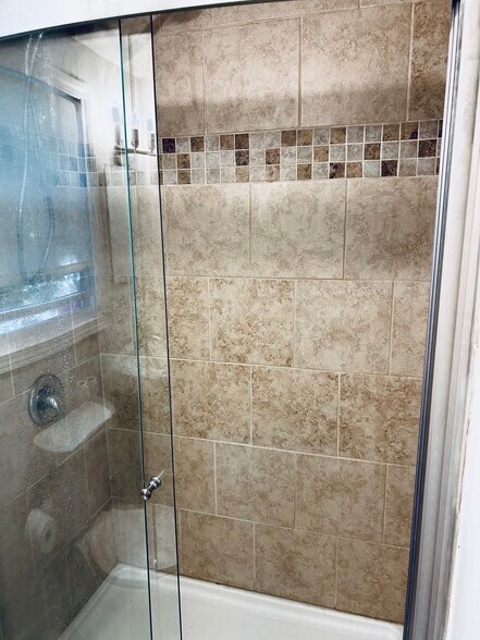 And shower - 4037 Hamilton Rd