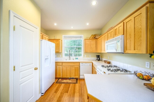 Building Photo - Large 3 Bed, 2.5 Bath Home in McMinnville-...