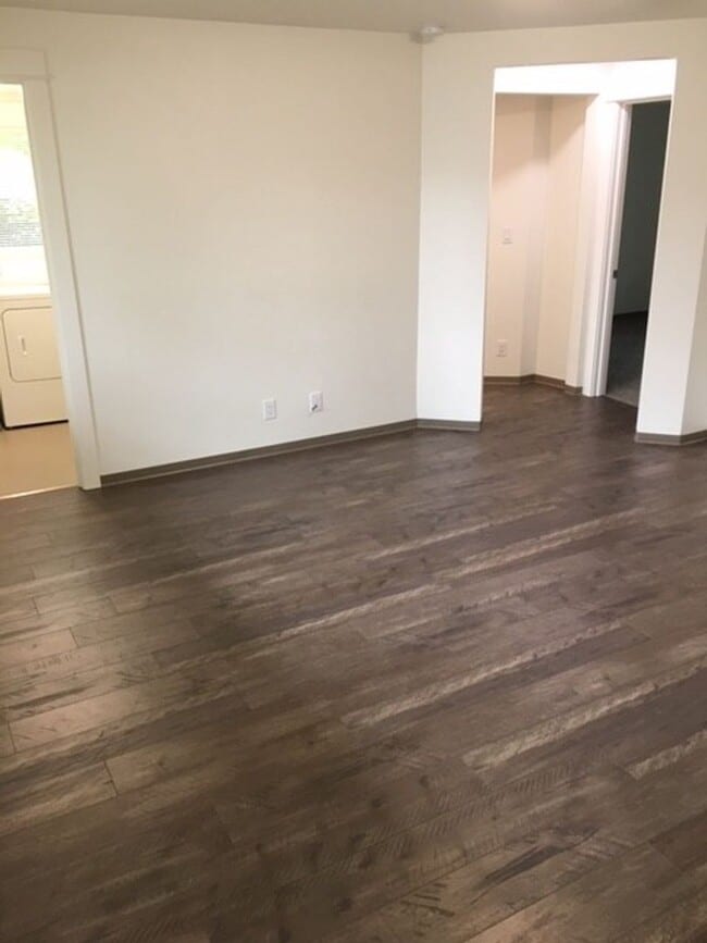 Building Photo - Gorgeous Recently updated 3 bed House Just Blocks from Campus!