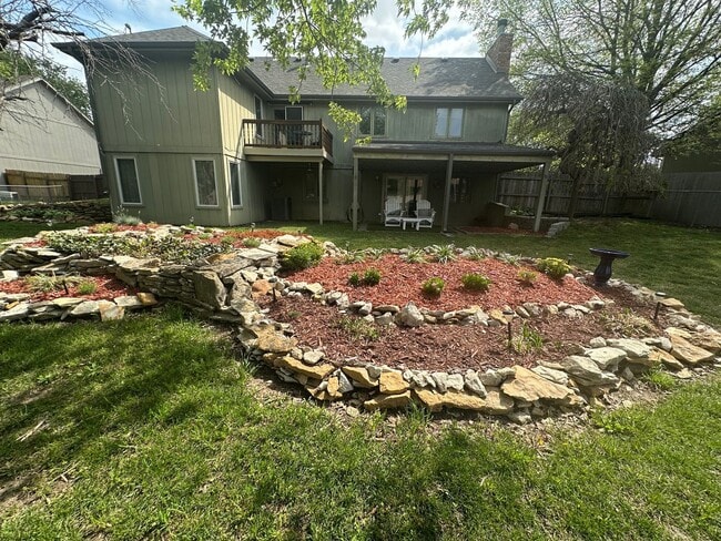 Building Photo - 4 bedroom, 2 1/2 bath