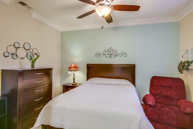 Building Photo - 452 Taylor Dr