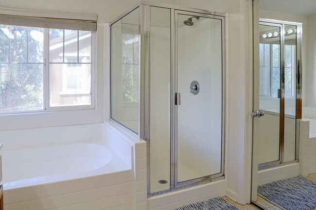 Building Photo - Beautiful and Spacious Home with Three Bedrooms Amazing Loft & Bonus Room!