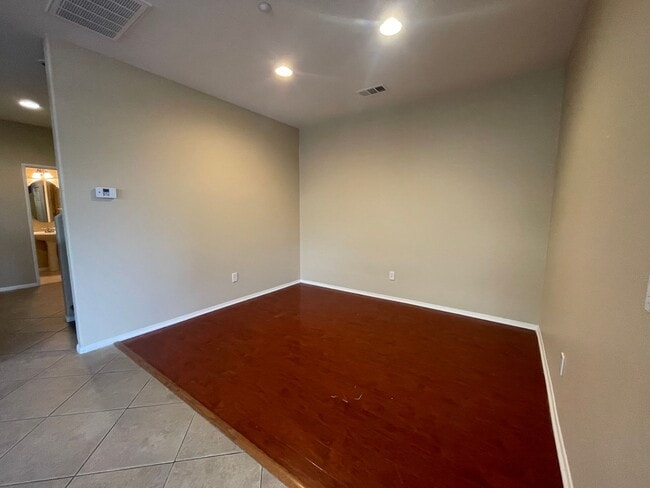 Building Photo - Three Bedroom Two Bathroom Condo in Lake E...