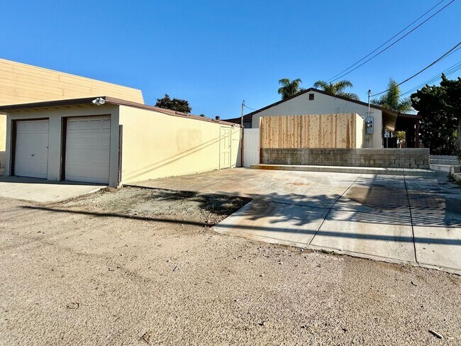 Building Photo - 2 bed 1 Bath with Garage in The Heart of Clairemont!