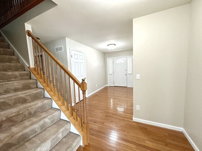 Building Photo - 6 Savannah Hill Dr