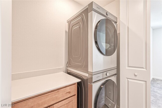 Building Photo - 643 Grey Saker St