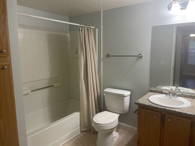 Building Photo - AWESOME 2 BEDROOM UPGRADED CONDO NEAR STRIP W/ RV PARKING!!!