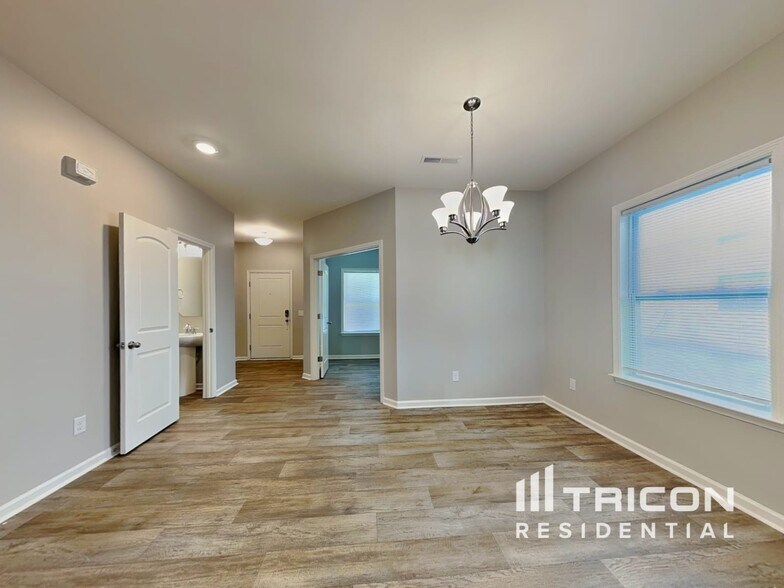 Building Photo - 4664 Wesmar Dr