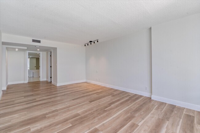 Building Photo - 2100 S Ocean Ln