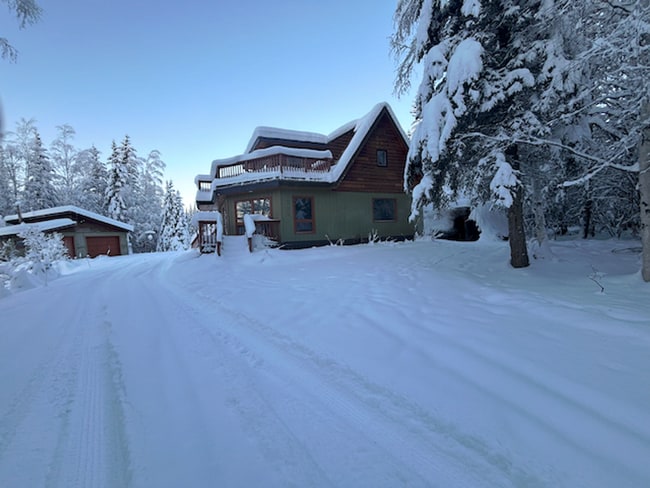 Building Photo - Bright 3-Bedroom Home in Town – Convenient Fairbanks Location