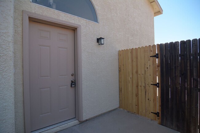 Building Photo - Remodeled 3 Bedroom 2.5 Bath House! West T...
