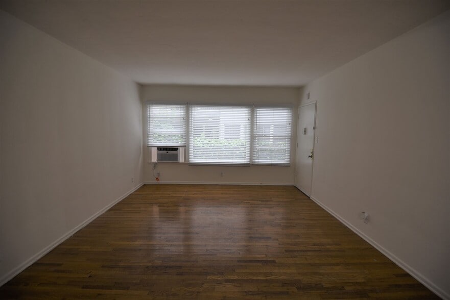 Building Photo - 14830 Dickens St
