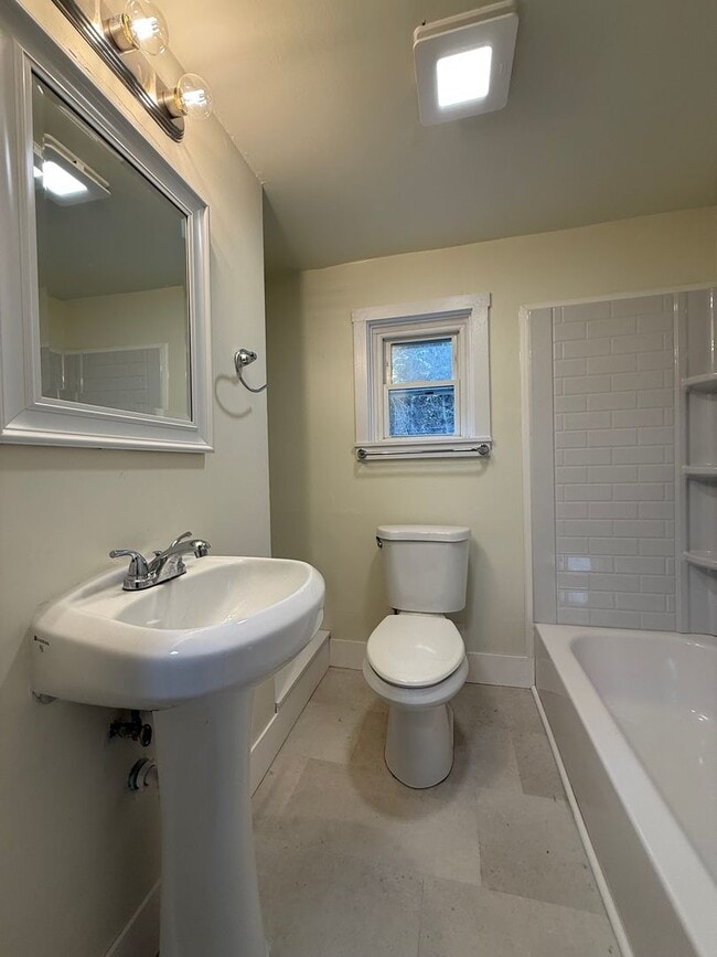 Building Photo - Updated 2BR Townhouse with off street park...