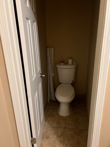 Building Photo - 5560 Maple Ridge Dr