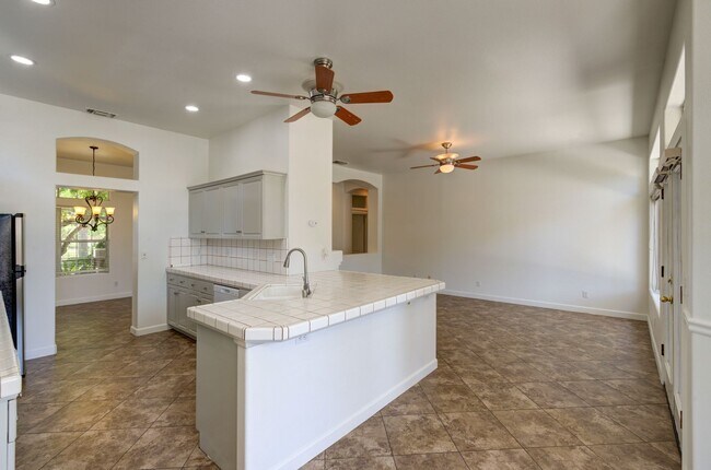 Building Photo - 5508 W Bluff Ave