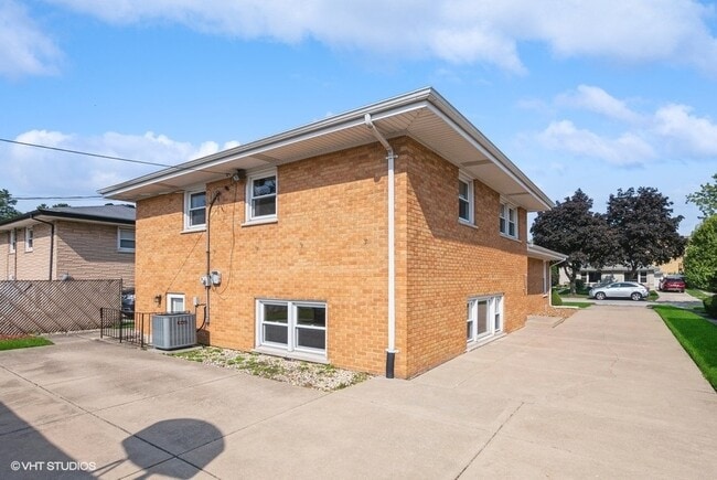 Building Photo - 10012 S Komensky Ave