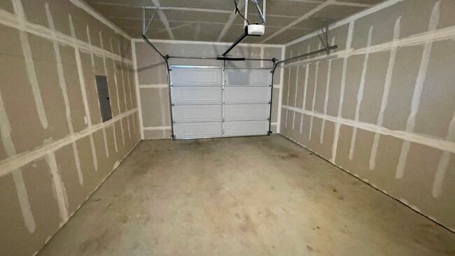 Building Photo - Beautiful 3 Bedroom Duplex with Garage!