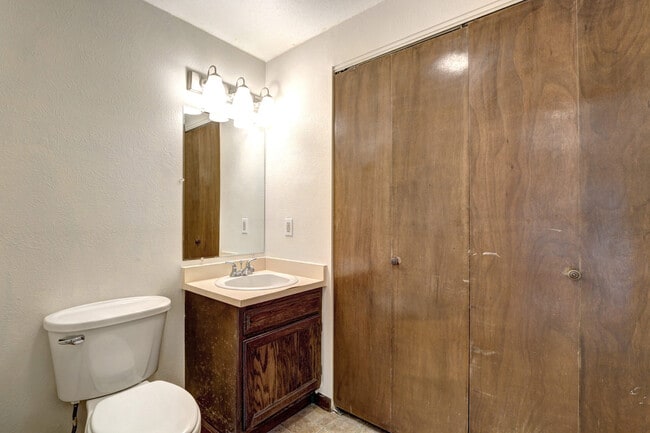 Building Photo - Unique, Rustic, and Spacious Living! Walk ...