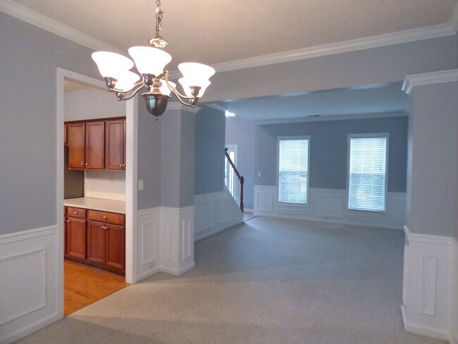 Building Photo - Lovely, Spacious 4 BR House! Vaulted Ceili...