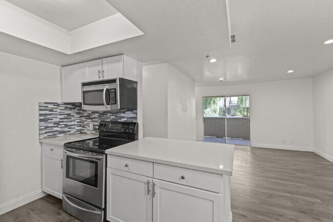 Building Photo - "Spacious 2-Bed, 2-Bath Condo Retreat in the Heart of Las Vegas!"