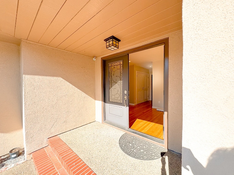 Building Photo - 15 Lupine Way
