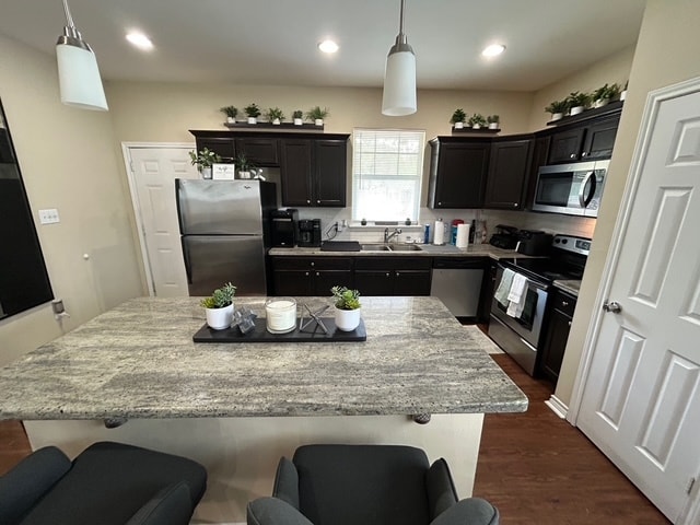 Building Photo - 735 Meadow Ln