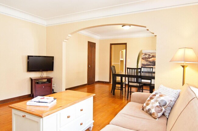 Building Photo - Spacious 3-Bedroom Duplex with Garage and 2 bathrooms in Minneapolis!