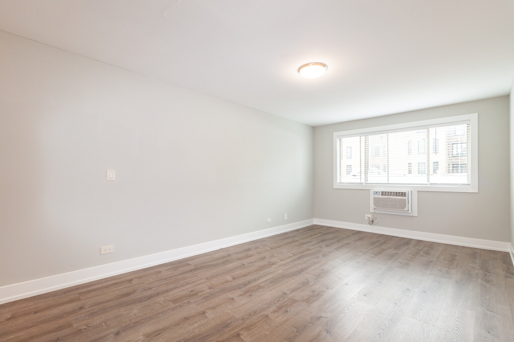 Building Photo - 527 W Surf St