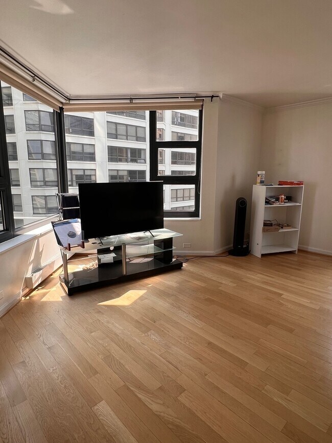 Building Photo - 401 E Ontario St