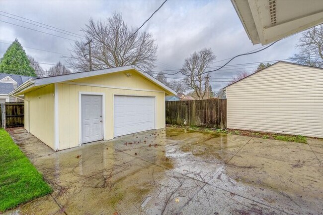 Building Photo - 657 22nd Ave