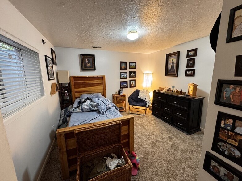 Building Photo - 1263 E Cedar View Dr