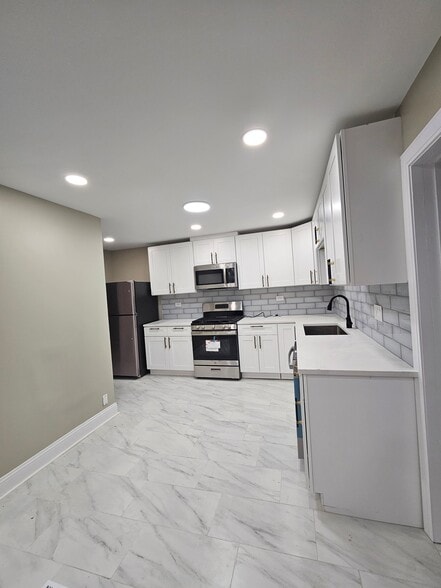 Building Photo - 1020 S Park Blvd