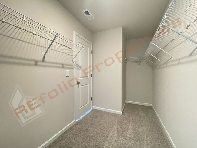 Building Photo - Beautiful 4 Bedroom 2.5 Bathroom Home w/ G...